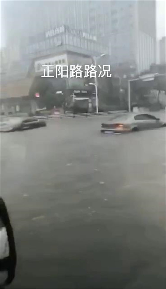 臺風(fēng)巴威造成青島城市內澇，機動(dòng)車(chē)熄火
