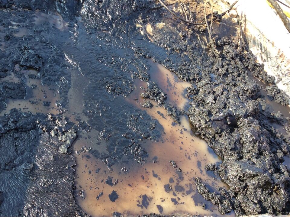 含油污水是原油、泥沙、水等的混合物。