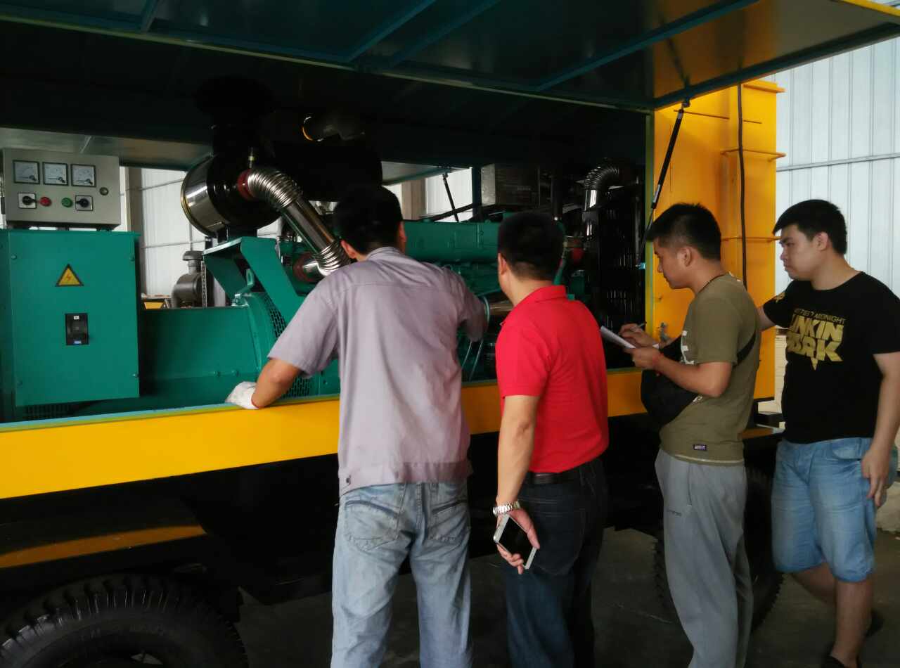 羅德技術(shù)團隊與工廠(chǎng)人員交流移動(dòng)泵車(chē)