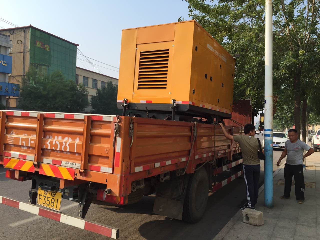 移動(dòng)泵車(chē)到達客戶(hù)所在地準備卸車(chē)