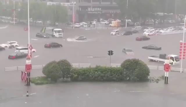 臺風(fēng)巴威導致青島城市發(fā)生嚴重內澇