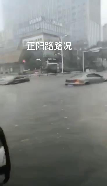 臺風(fēng)巴威造成青島城市內澇，機動(dòng)車(chē)熄火