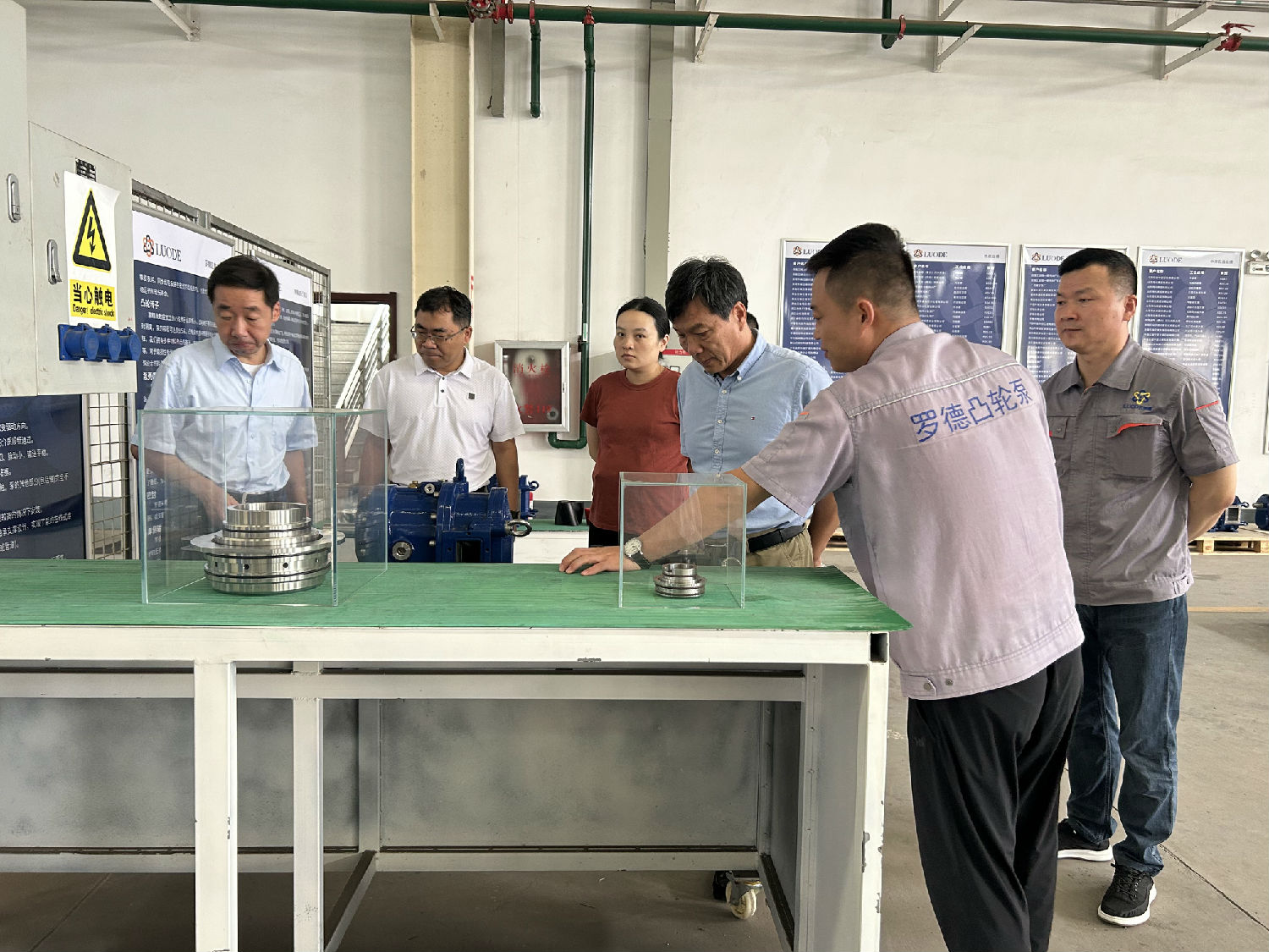 青島科技大學(xué)一行蒞臨公司參觀(guān)指導