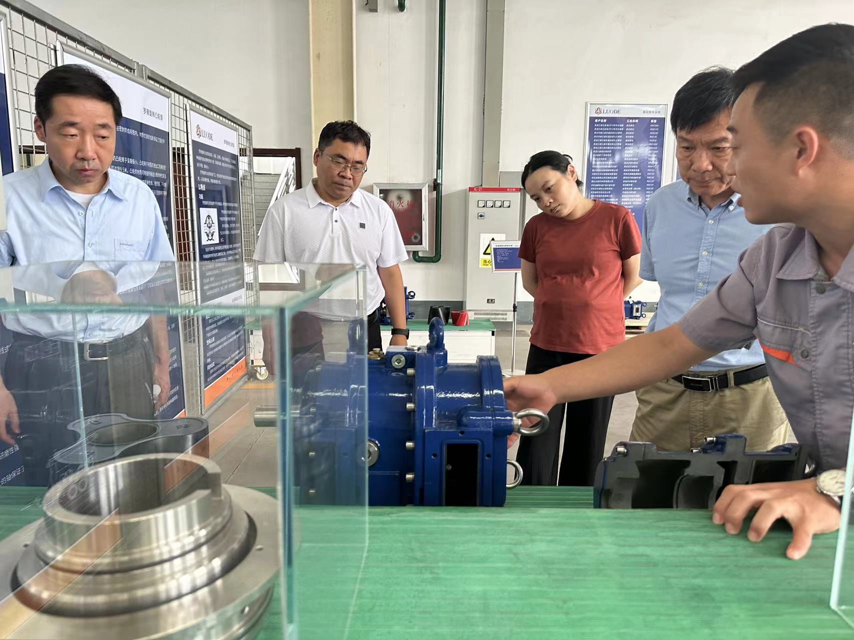 青島科技大學(xué)一行蒞臨公司參觀(guān)指導